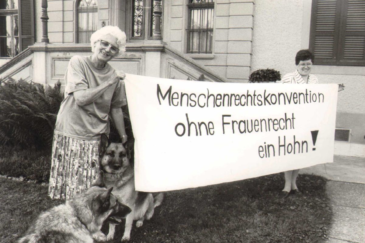 Gosteli mit Plakat cut